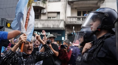 Brutal represión frente al Congreso: periodistas, jubilados y manifestantes víctimas de violencia policial