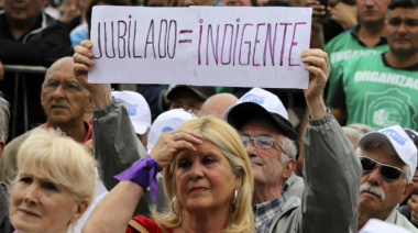 Brutal represión a jubilados frente al Congreso: Gas pimienta, heridos y detenidos en una marcha clave