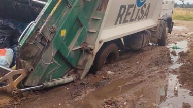 Sin tosca, el barro continúa: un camión de Relisa encajado en un fangal de Quequén