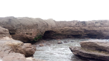 El mar no espera: Quequén pierde metros de playa y la erosión preocupa a sus residentes