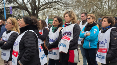 Una multitud en Necochea exigió el fin de los recortes a la educación y salud pública