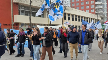 Una multitud en Necochea exigió el fin de los recortes a la educación y salud pública