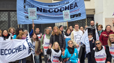 Una multitud en Necochea exigió el fin de los recortes a la educación y salud pública