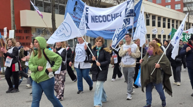 Una multitud en Necochea exigió el fin de los recortes a la educación y salud pública