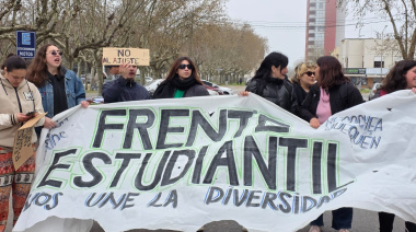 Una multitud en Necochea exigió el fin de los recortes a la educación y salud pública