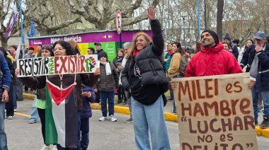 Una multitud en Necochea exigió el fin de los recortes a la educación y salud pública