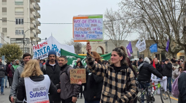 Una multitud en Necochea exigió el fin de los recortes a la educación y salud pública