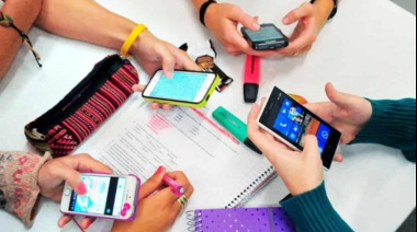Prohíben el uso de celulares en escuelas primarias bonaerenses: la medida alcanza a más de 1,5 millones de alumnos