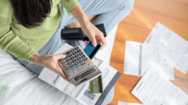 Cada vez más familias endeudadas: la morosidad en créditos familiares alcanzó el nivel más alto en 10 años