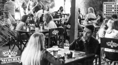 Antares Necochea cumple 16 años y vuelve a reunir a la ciudad con su espíritu cervecero