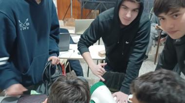 Transición energética en las aulas: la Técnica 1 de Necochea instala un parque minieólico único en el mundo