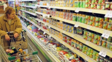 Por la "corrida cambiaria", supermercados y mayoristas subieron un 15% los precios