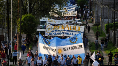 Tandil: masiva marcha contra el cierre de la histórica Metalúrgica