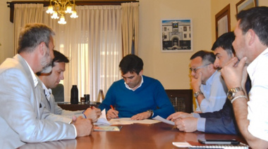 López calificó de “histórico” el convenio firmado entre el municipio y el Puerto Quequén
