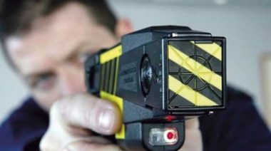 La policía bonaerense también podrán usar las polémicas pistolas Taser