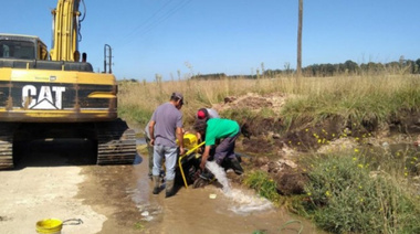 El municipio reparte agua potable en los centros de salud