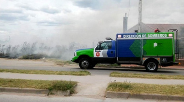 Logran extinguir incendio que comprometía a varias familias en Quequén