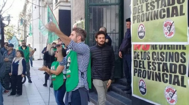 Ante el decreto de cierre de Vidal, trabajadores del Casino se movilizaron a La Plata