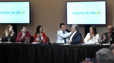 Jimena López en la misma mesa con Alberto Fernández y Massa