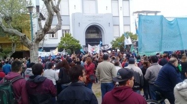 Municipales se manifiestan en las puertas del palacio comunal