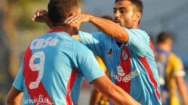 El necochense Cérica poco pudo hacer frente a Boca en la Bombonera