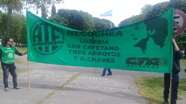Municipales se movilizan: “Es una pena que nuestro día lo celebremos en pleno paro por falta de pago”