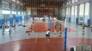 Miles de jóvenes jugadoras de voley en la ciudad