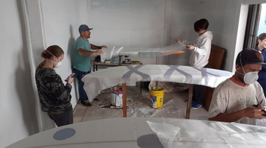 Estudiantes secundarios de la Técnica 3 construyen tablas de surf para donar a otra institución