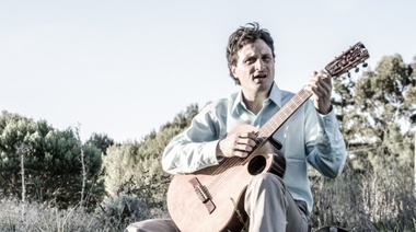 "Yo quiero ser cantor": Aureliano Barros presenta su primer disco solista
