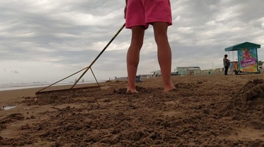 Arduo trabajo de carperos contra la basura en la playa