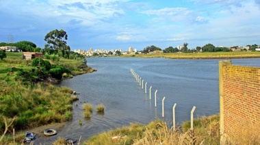 Lo que faltaba: no solo contaminan el río Quequén, ahora también lo alambran