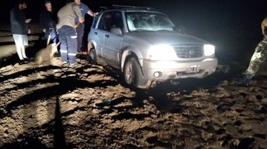 Rescatan a una familia que encajó su camioneta en Punta Florida