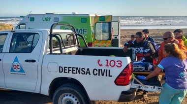 Un motociclista se accidentó en la playa y fue asistido por defensa civil