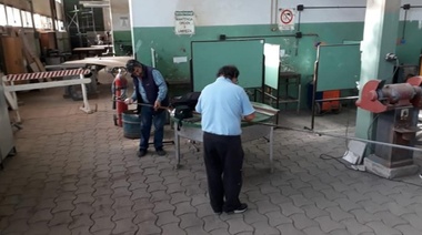 Profesores de la Técnica 2 construyen estructuras necesarias para el Hospital de Quequén