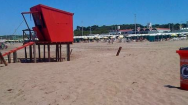 Basura en la playa: vecinos reclaman que se vacíen los cestos ubicados en la arena