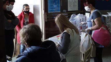 Operativos durante la pandemia: se entregaron bolsones y cuadernillos educativos en Quequén
