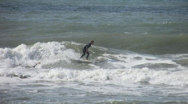 Este fin de semana se permitirá hacer surf y varios deportes acuáticos