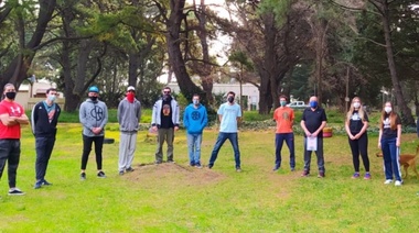 Vecinos se autoorganizan para construir una cancha de basquet para la comunidad