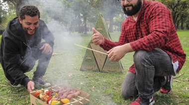 Inventaron una parrilla descartable, portátil y biodegradable