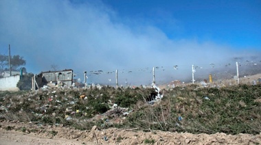 Humo tóxico en la ciudad: Denuncian quema a cielo abierto de basural