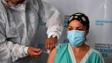 Se podría empezar a vacunar a policías y docentes antes de febrero