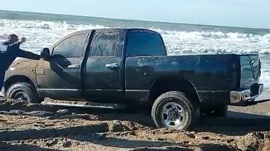 Rescataron dos vehículos que estaban por ser arrastrados por la marea