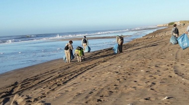 Nueva jornada de limpieza de playas