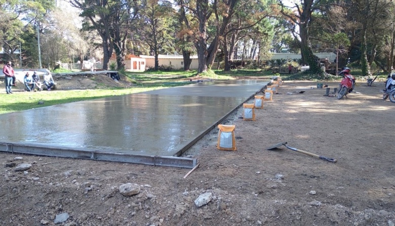 Avanza la cancha de básquet comunitaria en Villa del Deportista: venta de bonos para poner los aros
