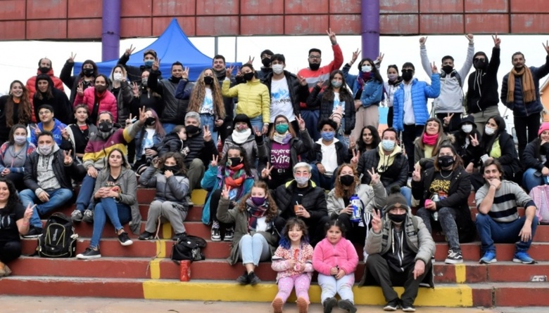 Jóvenes y candidatos del Frente de Todos repartieron folletería en el Parque