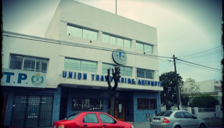 Continúa el paro de transporte, aunque los trabajadores reconocen que la empresa depositó el sueldo