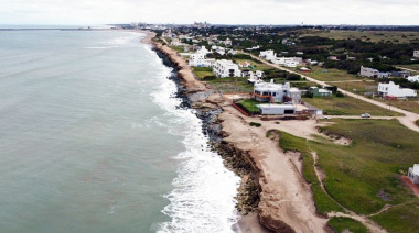 El mar no espera: Quequén pierde metros de playa y la erosión preocupa a sus residentes