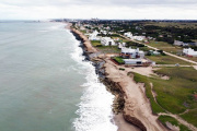 El mar no espera: Quequén pierde metros de playa y la erosión preocupa a sus residentes