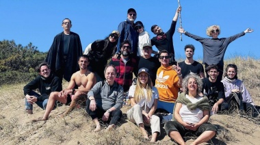 Nico Vázquez de "viaje de egresados" con el elenco de Tootsie en Arenas Verdes
