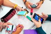 Prohíben el uso de celulares en escuelas primarias bonaerenses: la medida alcanza a más de 1,5 millones de alumnos
